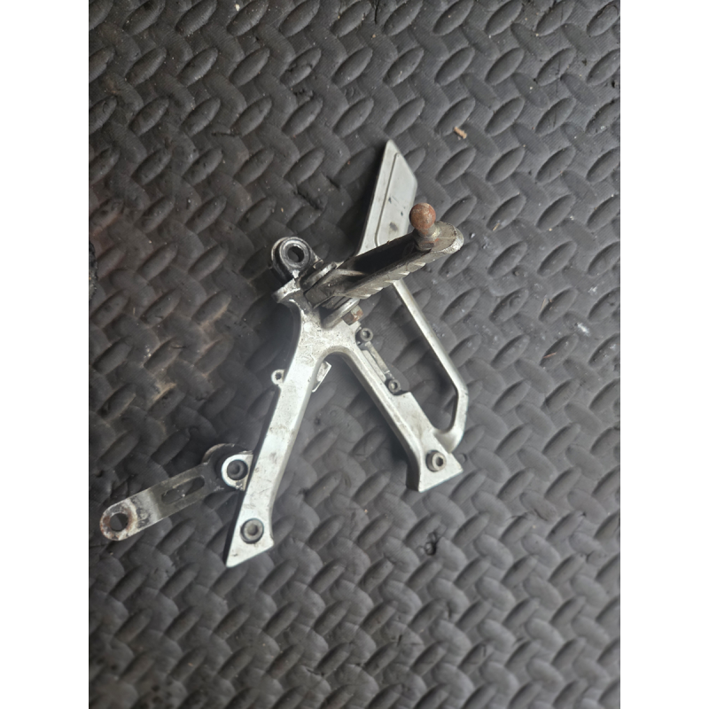 APRILIA 125 AF1 FUTURA PLATINE CALE PIED AV DROIT